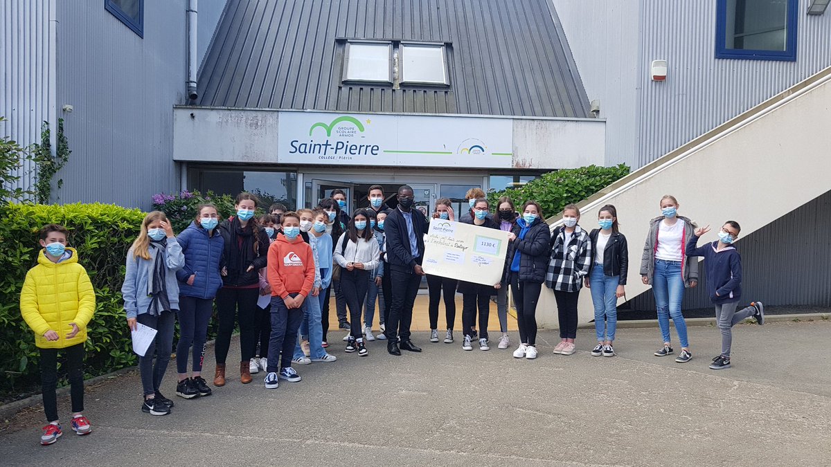 saintpierreple1's tweet photo. Les élèves délégués ont remis au père Damien un chèque de 1130 euros correspondant au bénéfice du repas solidaire :  cet argent sera transmis à l'orphelinat de Partago au BÉNIN ! Un grand merci pour ces enfants qui comptent sur tous pour vivre comme tous ! https://t.co/3jJ1VrhZg9