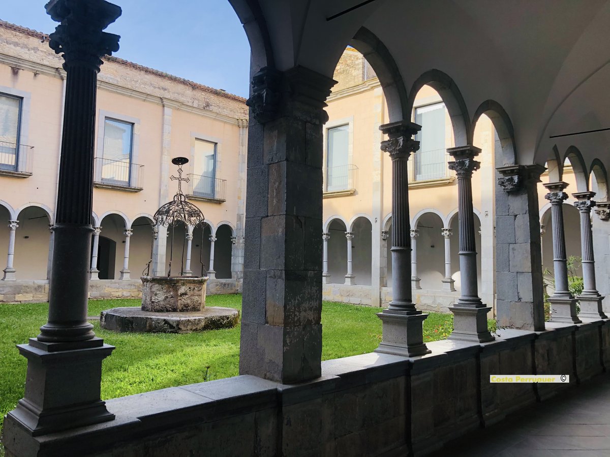 Una de les joies més boniques i mes desconegudes de Banyoles. El claustre del Monestir de Sant Esteve.