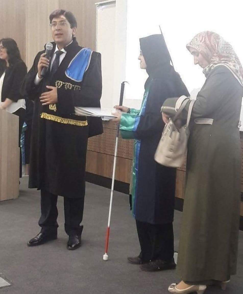 Sakarya'da görme engeli kızına,tüm hukuk metinlerini defalarca okuyup ona ders vererek kızının 4 yılda fakülteyi bitirmesine yardımcı olan bir anne...