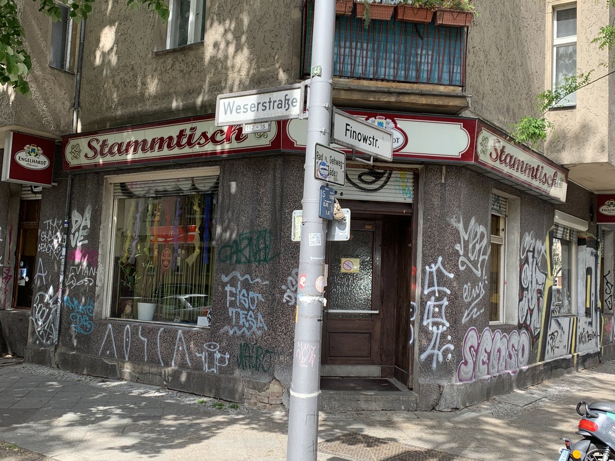 Für unsere hauseigene Kneipe, den Stammtisch, sieht es nach einem profitorientierten Kauf ebenfalls schlecht aus.
#Mietenwahnsinn

Der Stammtisch bietet seit über 20 Jahren Platz für Kunst-, Kultur- und Bierdurstige. Das soll so bleiben!