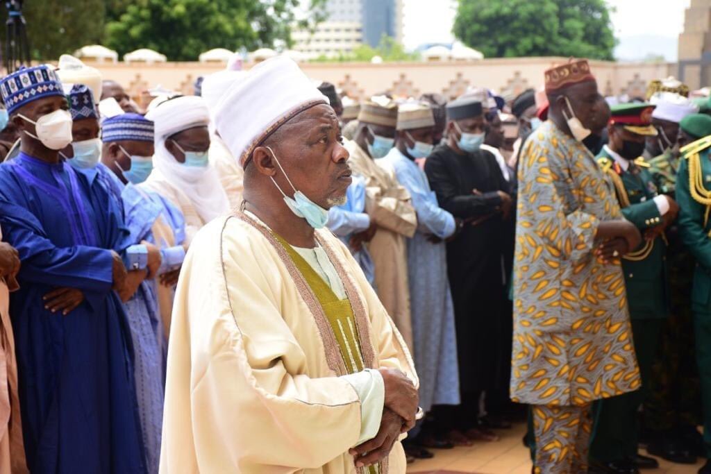 CaliphateTimes_'s tweet photo. Zulum, Buni, Sultan, Lawan, Many Dignitaries Attend Funeral Prayer of Late Army Chief 

READ STORY: https://t.co/iWnHDX78tF https://t.co/N8h6oLt5hE