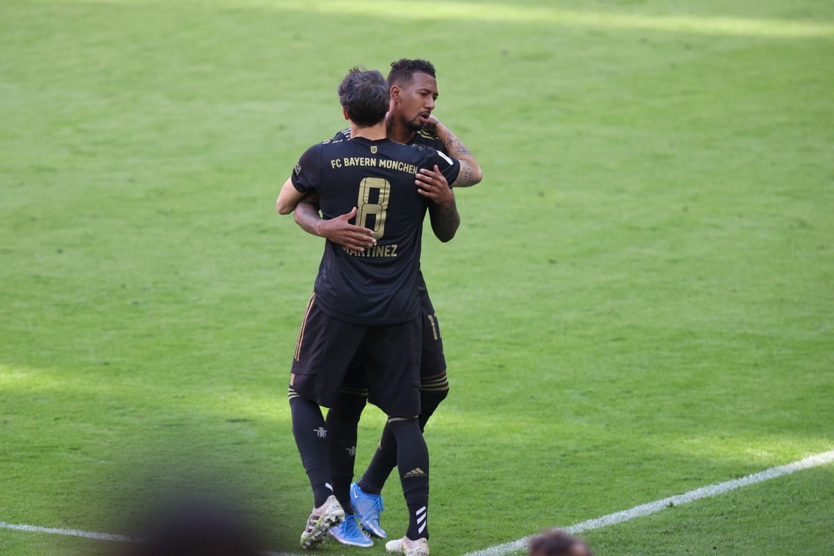 Unsere Nummer 8⃣ betritt den Rasen. 

Unsere Nummer 1⃣7⃣ verlässt ihn. 

❤️ 𝗟𝗘𝗚𝗘𝗡𝗗𝗘𝗡 ❤️

#GraciasJavi #DankeJérôme