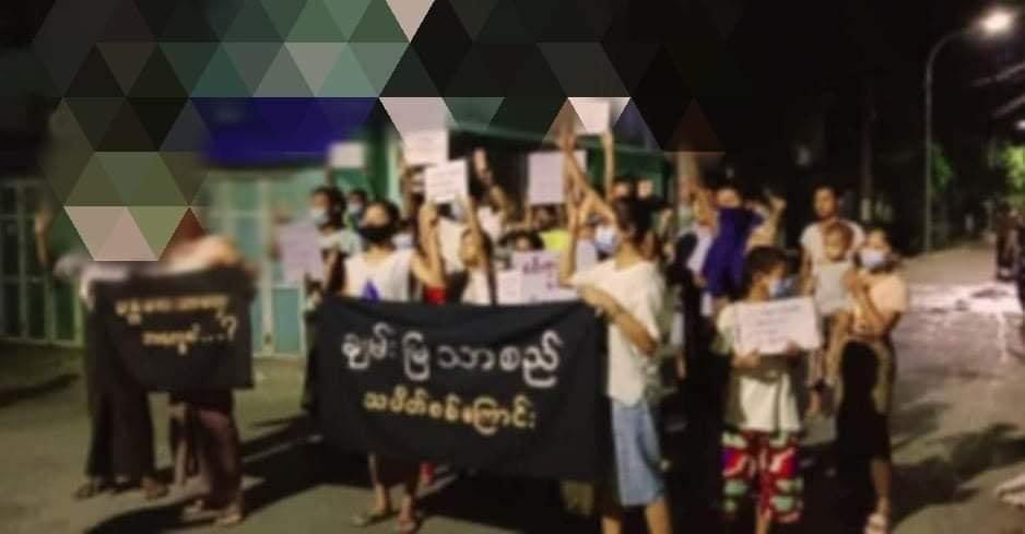 KhaingZinMyo7's tweet photo. Anti-coup Night Strike by residents in Chan Mya Thar Si , Mandalay
#WhatsHappeningInMyanmar 
#May22Coup https://t.co/MBD8VifYWc