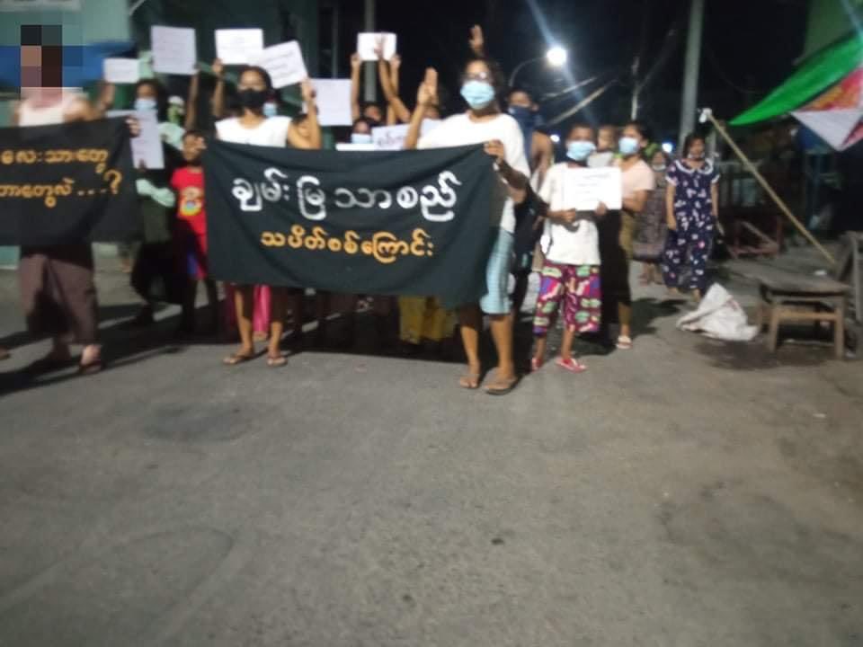 KhaingZinMyo7's tweet photo. Anti-coup Night Strike by residents in Chan Mya Thar Si , Mandalay
#WhatsHappeningInMyanmar 
#May22Coup https://t.co/MBD8VifYWc