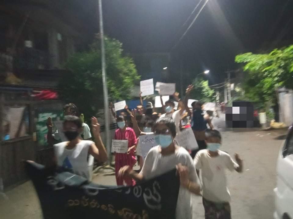 Anti-coup Night Strike by residents in Chan Mya Thar Si , Mandalay
#WhatsHappeningInMyanmar 
#May22Coup
