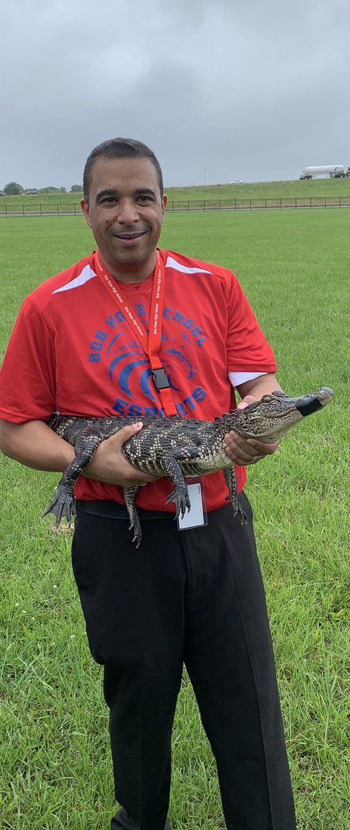 JesusAcosta45's tweet photo. Our Friday driveline visitor had to be escorted by the pros to her forever home at #gatorcountry. https://t.co/9L1X2DTLk3