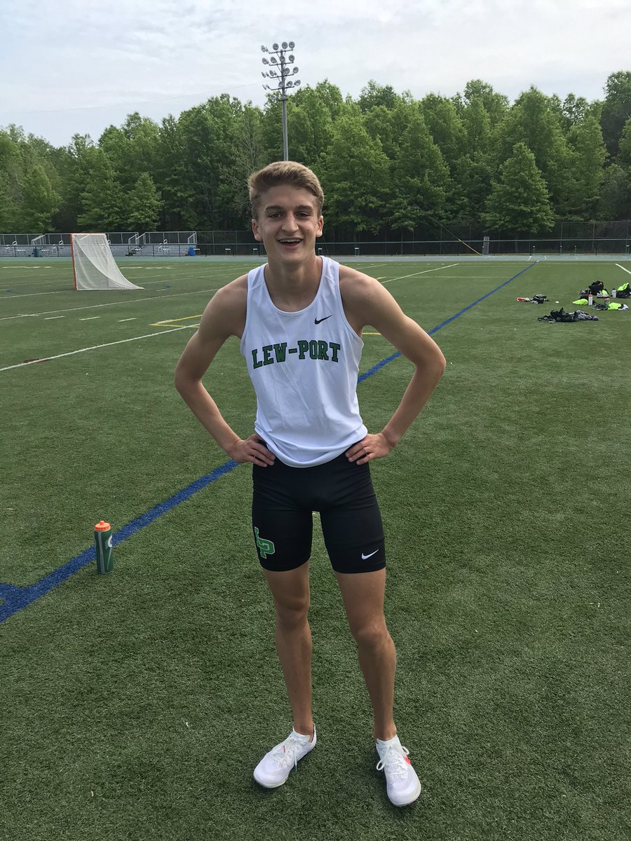LPTrack1's tweet photo. First meet, no problem, school record in the 1600 goes down ! @JustinPavan14 4:26.6! https://t.co/z1sBqBArxf