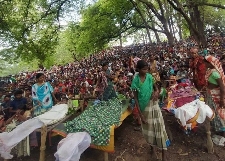 socialistsofIND's tweet photo. खोदोगे ग़र कुदाल उठाकर तो अब भी
रेतीली नदी के भीतर
उबलती ख़ून की हाण्डियाँ मिलेंगी !
यहाँ, जहाँ खड़ी है आज तुम्हारी चमकती गाड़ी
वहीँ उसके पहिए के नीचे दफ़न है
एक दूल्हे की शेरवानी,
बहन की रेशमी राखी
माँ के हाथों की बनी गुदड़ी ।
#बस्तर
पूनम वासम #STANDWITHBASTAR
@SangeetaGeet2 https://t.co/HaSjjO85Op