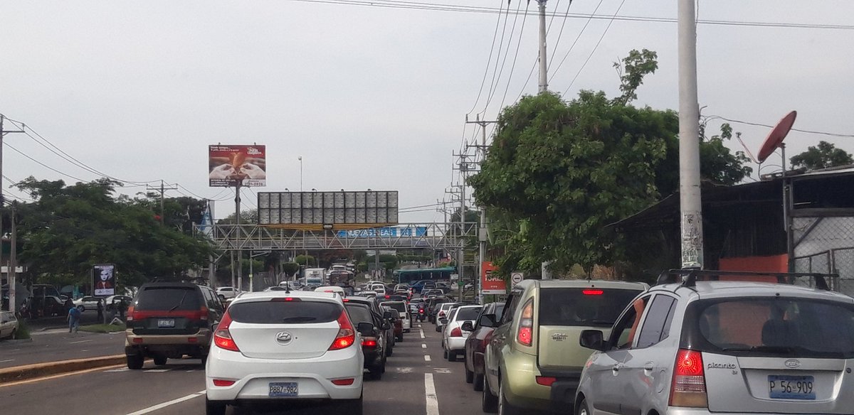 dougrhernandez's tweet photo. @VMTElSalvador @PNCSV semaforo la gloria sin funcionar trafico pesado https://t.co/GoFSGDFQX3