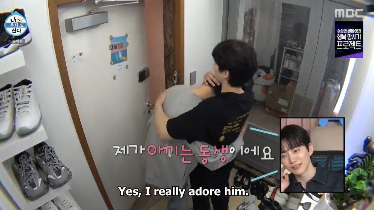 lemonsherbet00's tweet photo. aww Jinyoungie! Missed seeing this boy too. Look at how affectionate they are, junho just hugging/holding him in all sorts of ways lol. #GOTPM https://t.co/iJcXKpd0w1
