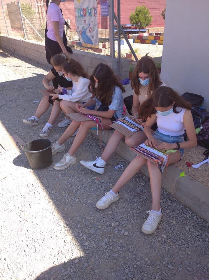 BTuraniana's tweet photo. En #Impulsa2 continuamos con los talleres de oficios tradicionales. Esta semana estamos con los telares... Como fabricar jarapas reutilizando tejidos.... Encantados ellos y nosotros.... Ies Turaniana https://t.co/wuO1GKj6Gn