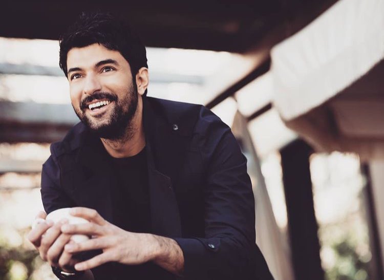 DiziDuny's tweet photo. Sizce hangi oyuncu daha yakışıklı?
#EnginAkyürek RT
#ÇağlarErtuğrul FAV
Takip etmeyenlerin oyu geçersizdir.📌 https://t.co/rPMDXs2Gay