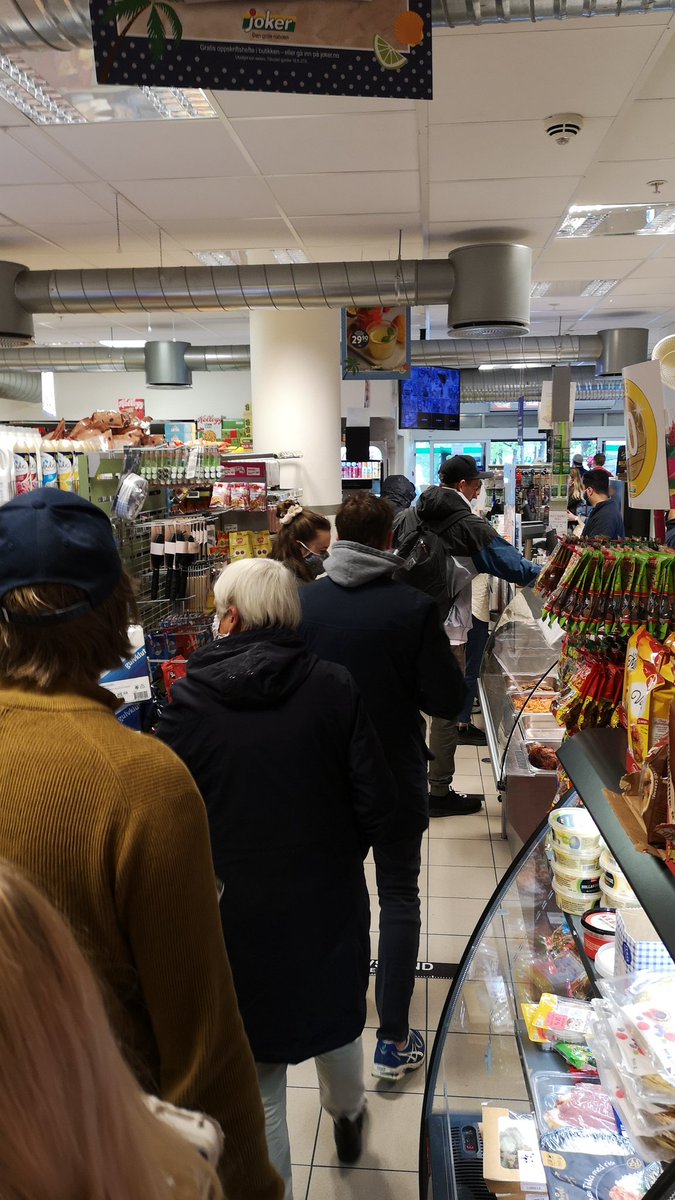 andersro93's tweet photo. Tidlig stengte butikker i en pandemi. Kom an, dette blir for dumt. #Oslo https://t.co/ZB5xzuBpR3