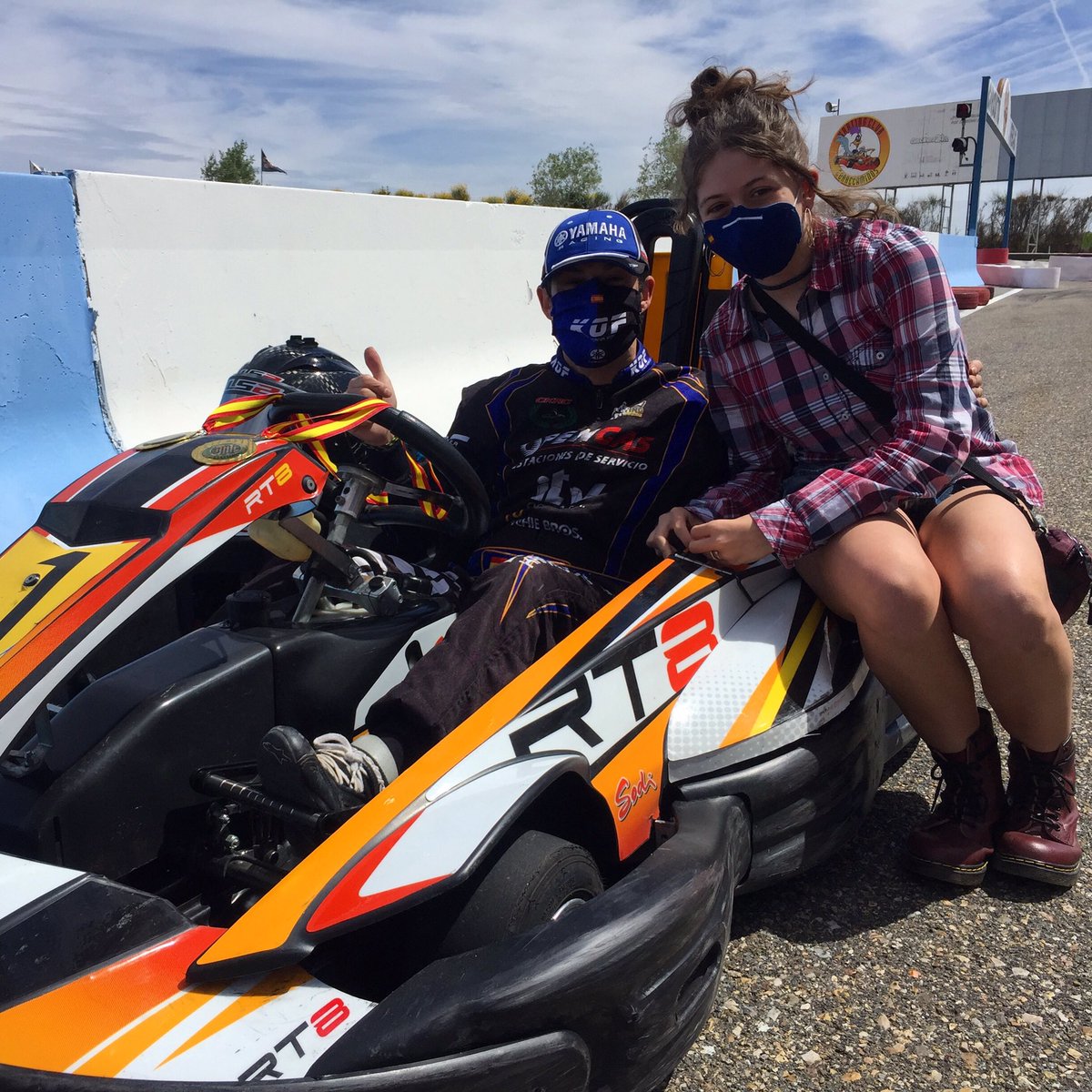 JorgeP_Oficial's tweet photo. Gran día de carreras con @freestyle_laury en Kárting Correcaminos !!!! https://t.co/0IX7xvzFaH