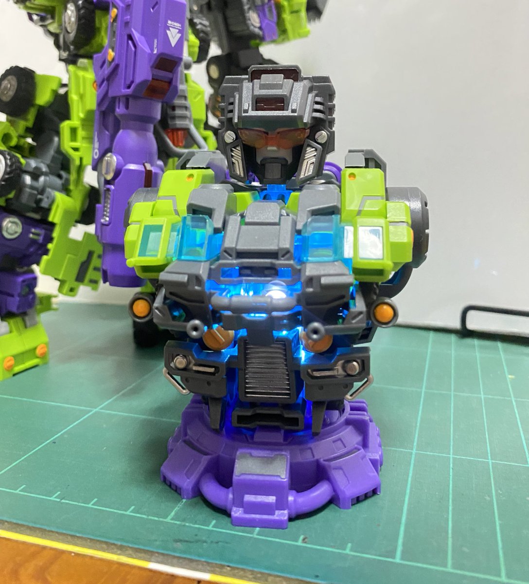terence_jp's tweet photo. Mastermade SDT-08 Demolisher(4)
このメーカーの作品は普段SD仕様ですが、別パーツで一応普通頭身に戻ることは可能。
今回唯一の問題点は付属バストのLEDギミックですね〜😅
光は頭まで届かない見たい、そのため目と他クリアパーツは光らない…😢
#非正規TF #誠造社 #Mastermade https://t.co/AAOoIayaaa