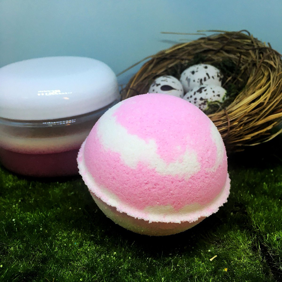 MagpieBath's tweet photo. Hey @beverleymitchel, Happy mother's day! I hope you enjoyed the bath bomb and sugar scrub (https://t.co/fR789N2eC3 ). Which scent did you get? #luxuryveganbath #SelfCareSaturday #bathbomb #sugarscrub #englishrose #margarita #earlgrey @theartisangroup https://t.co/I6d9ktIOlS