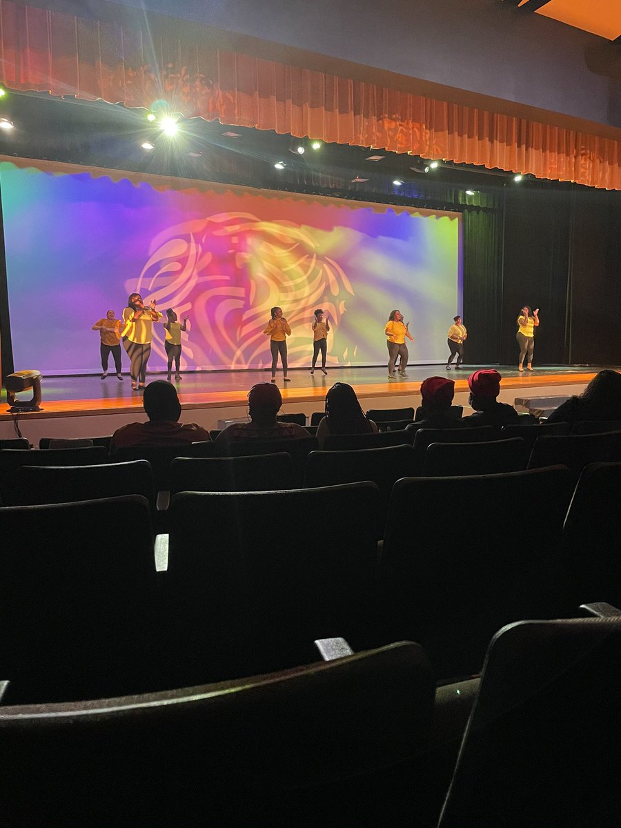 _PrincipalCal's tweet photo. @MarshallMystics @MHS_Buffs @ArtsTmhs @FortBendISD the kids showed what it means to be a buff last night. I’m so proud of all the students who participated. 〽️Block 4 life!!!! https://t.co/7J2itqNg0V