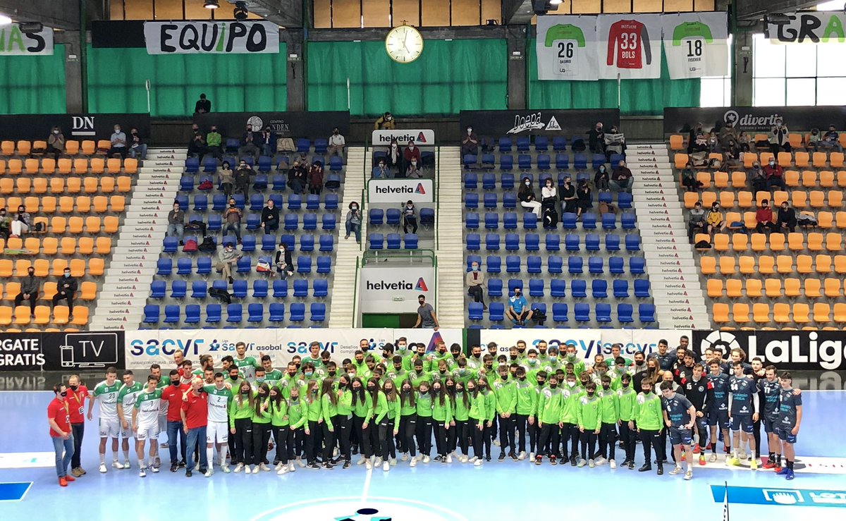 Qué más se puede pedir que esta imagen de cuatro equipos ganadores de la cantera de <a href="/Helvetia_ES/">Helvetia Seguros España</a> <a href="/AnaitasunaBM/">ANAITASUNA</a> para volver a vivir el #balonmano en la #catedral después de tanto tiempo?
Enhorabuena!! Sois el futuro!!
