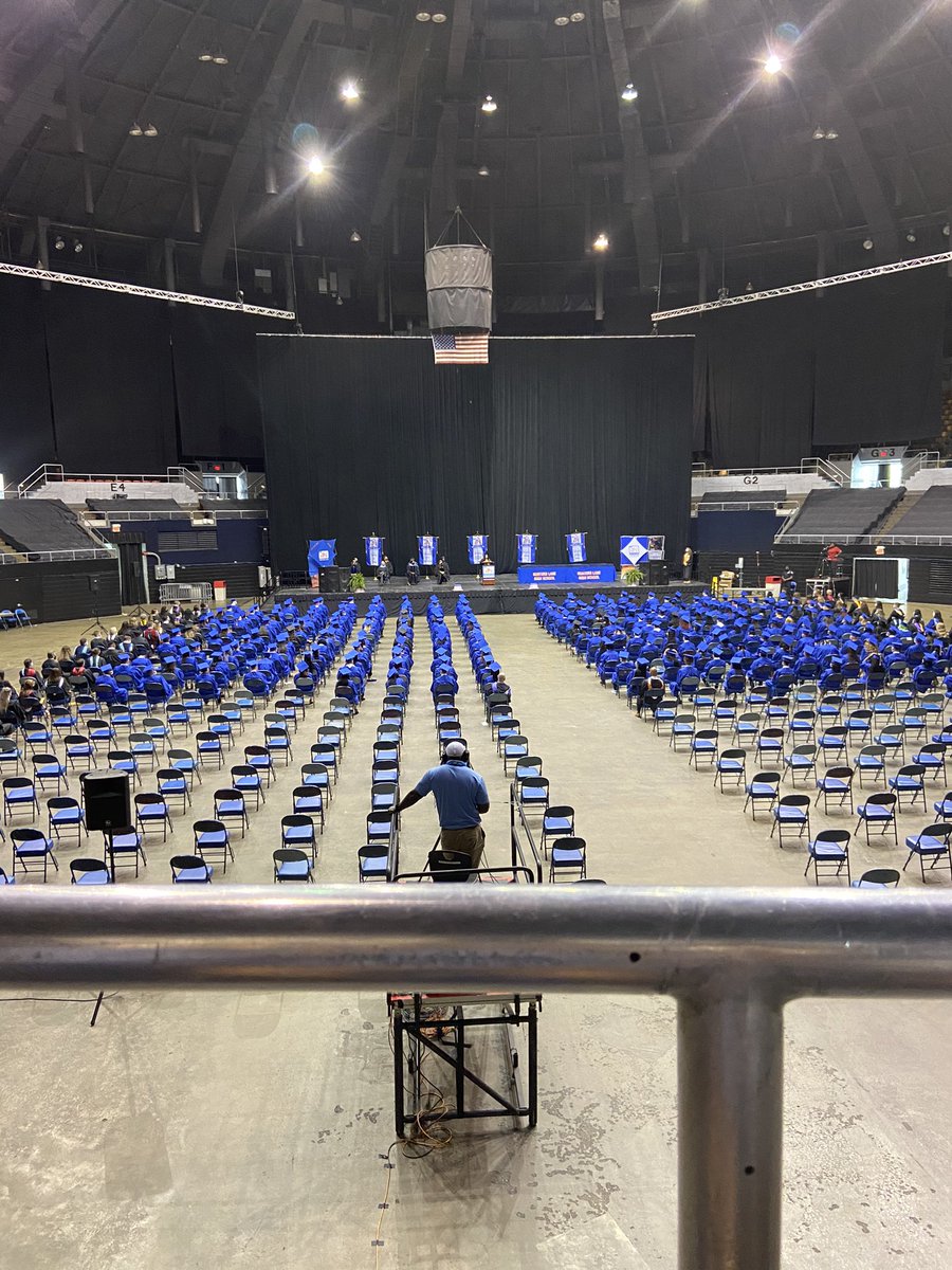 Sonyathemom's tweet photo. .@HuntersLaneHs salutatorian “No other way to describe you all ... unique and resilient individuals.”This touched my heart. ❤️ So many tears. These children are the real MVPs.@MetroSchools #itwasrough #classof2021 #itsthetearsforme #keepfightingbabies https://t.co/RheS0dmgSl