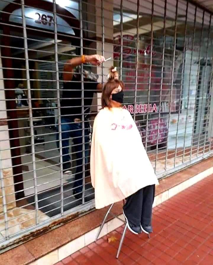 AndiCanepa's tweet photo. Esto es en Rosario. Peluquería "take away". Cordoba y Callao. Mejor país del mundo. https://t.co/23fl8c9cHd