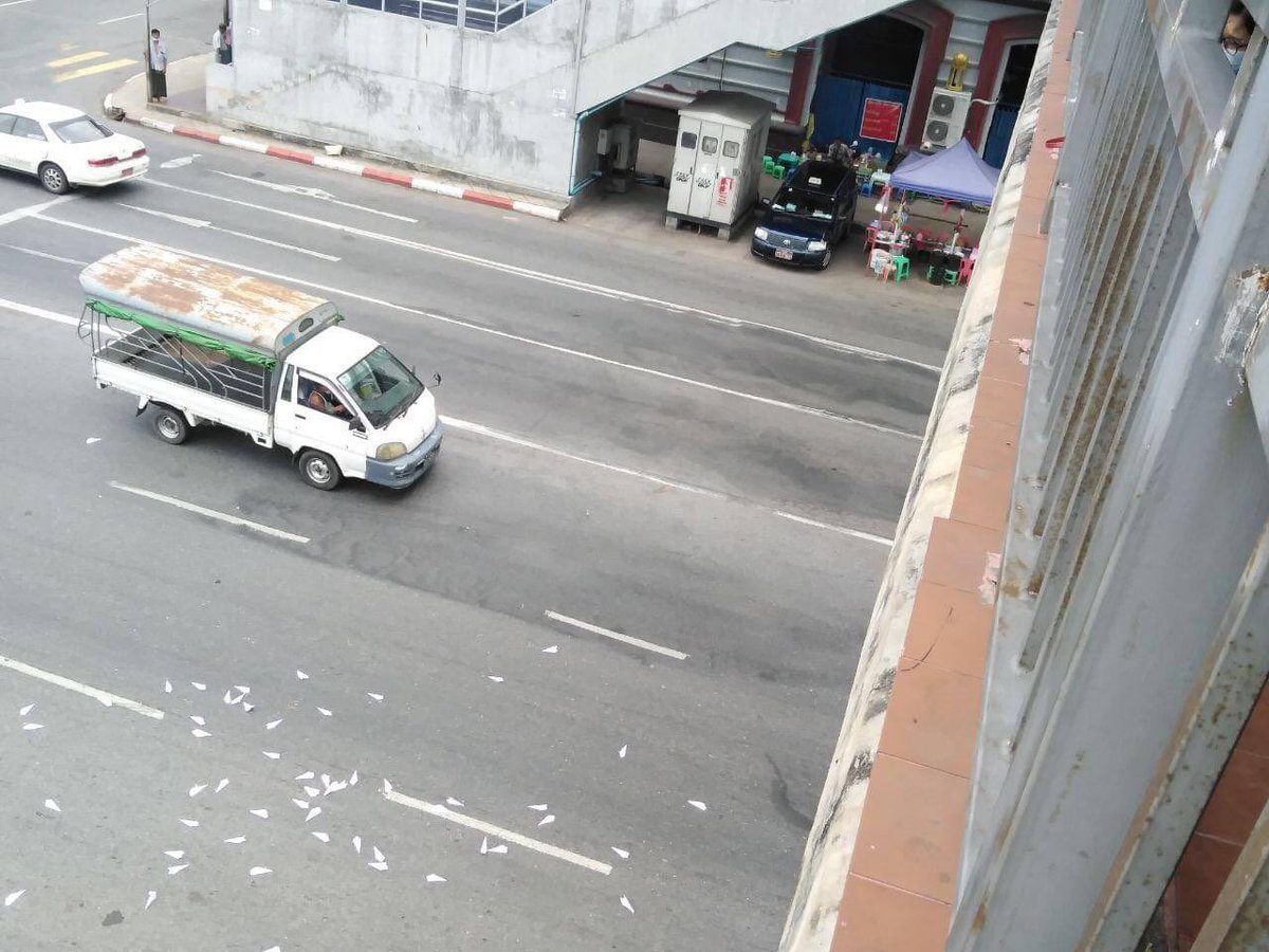 tun_wuttyee's tweet photo. Paper Plane Strike to implement the #NoFlyZoneInMyanmar was organized by youths in Pansoedan Footbridge in Yangon.  #WhatsHappeningInMyanmar  #May22Coup  https://t.co/SrjmnbIMHU