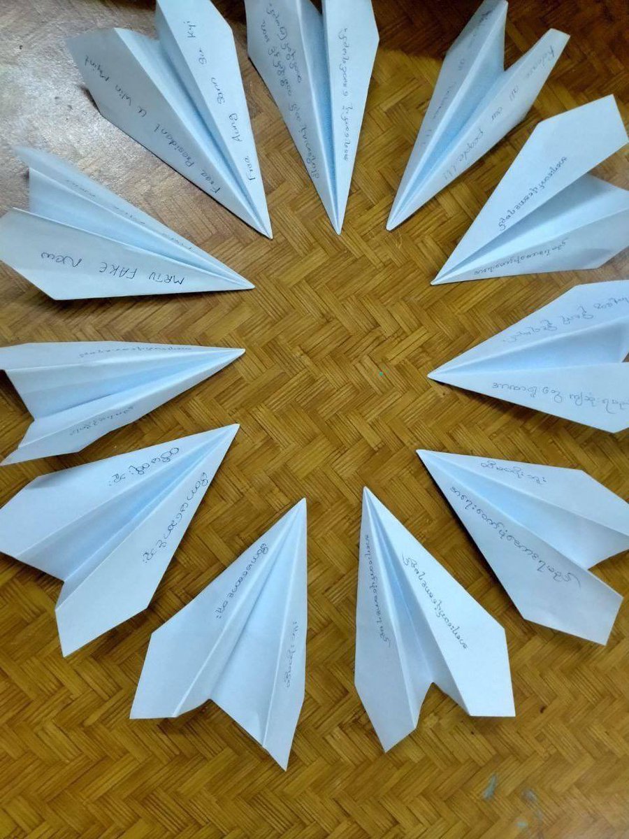 tun_wuttyee's tweet photo. Paper Plane Strike to implement the #NoFlyZoneInMyanmar was organized by youths in Pansoedan Footbridge in Yangon.  #WhatsHappeningInMyanmar  #May22Coup  https://t.co/SrjmnbIMHU