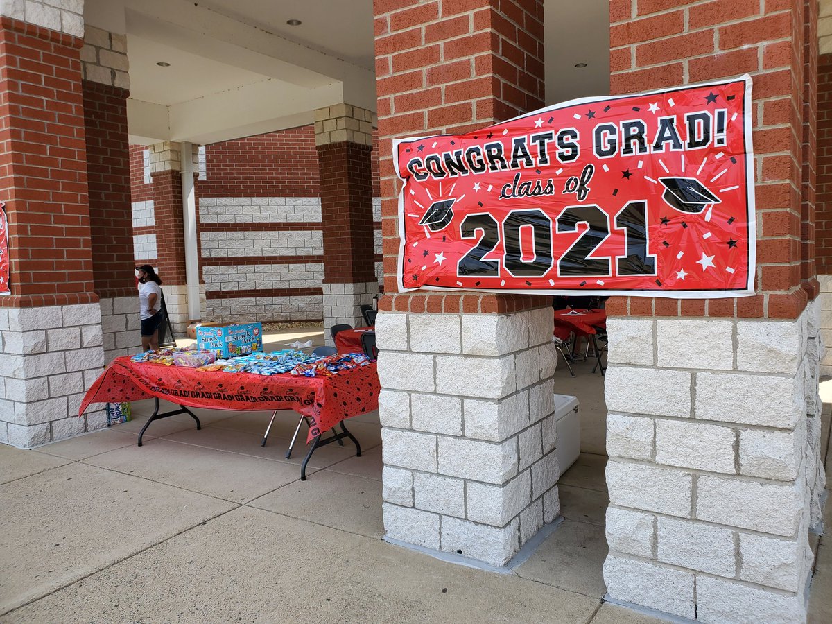 RoarPride's tweet photo. Getting ready for the #classof2021reunion @RoarPride ! #wearethepride #thisclassrocks #togetheragain https://t.co/IHSrJcgLkG