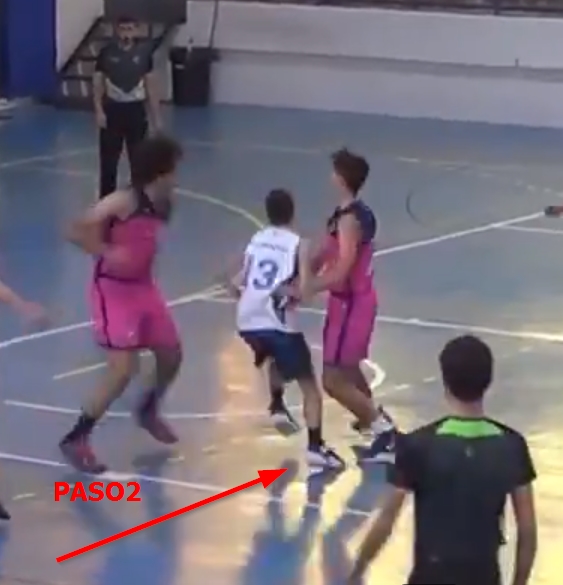 carlosbm80's tweet photo. @Papacimbis1 Pasos correctamente sancionados. Hasta que no se ve a cámara lenta no son apreciables. Yo de primeras también pensé que era legal y me equivoqué. https://t.co/T80dI5UJ9h