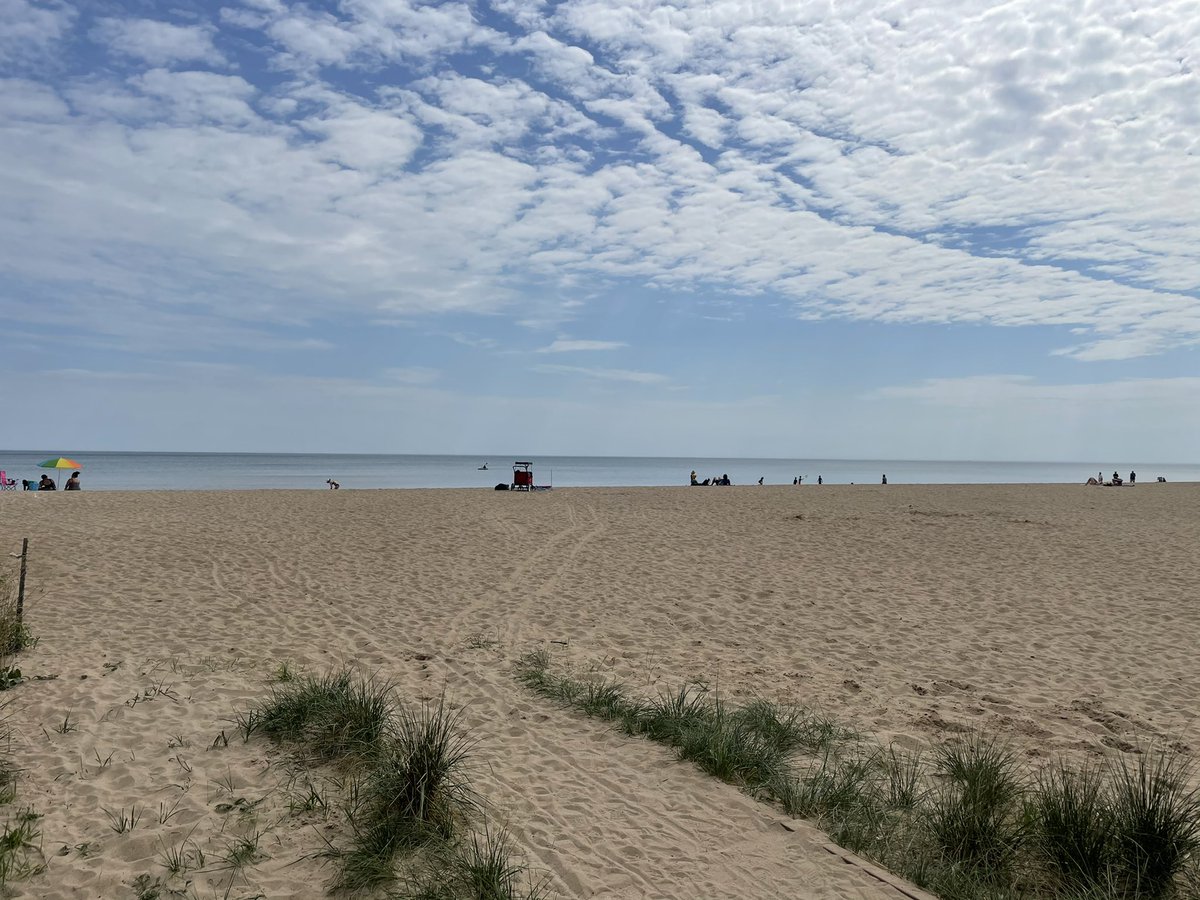 AnthonyCalabr12's tweet photo. Who needs Florida when you have the beaches of Chicago. #springtimeinchicago https://t.co/USJbJQxrOh
