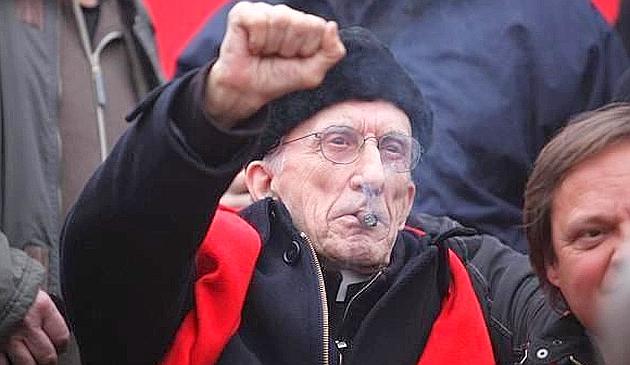 ciropellegrino's tweet photo. Oggi qualcuno ricorda un fascista alleato coi nazisti e morto senza mai vergognarsene.

 Io, invece, ricordo Don Gallo.

#DonGallo #Almirante https://t.co/yN24Ib1soE