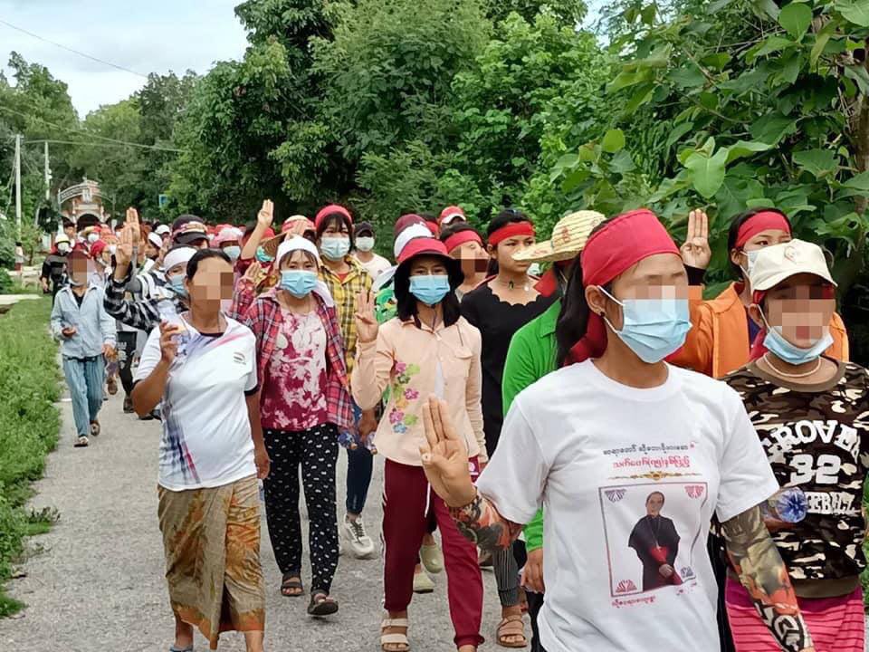 EiMonHtwe12's tweet photo. ‘Headband strike’ by Loikaw civilians as military terrorists conduct violet attacks in Demoso, Kayah (Karenni State). #May22Coup #WhatsHappeningInMyanmar #NoFlyZoneInMyanmar https://t.co/qL1aUaZiWV