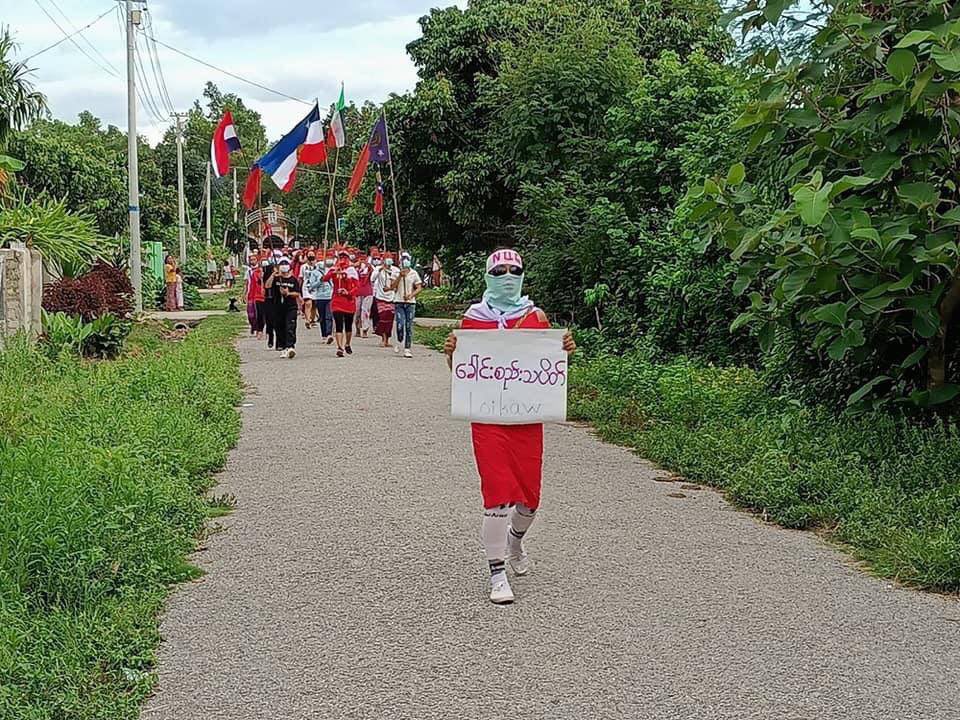 EiMonHtwe12's tweet photo. ‘Headband strike’ by Loikaw civilians as military terrorists conduct violet attacks in Demoso, Kayah (Karenni State). #May22Coup #WhatsHappeningInMyanmar #NoFlyZoneInMyanmar https://t.co/qL1aUaZiWV