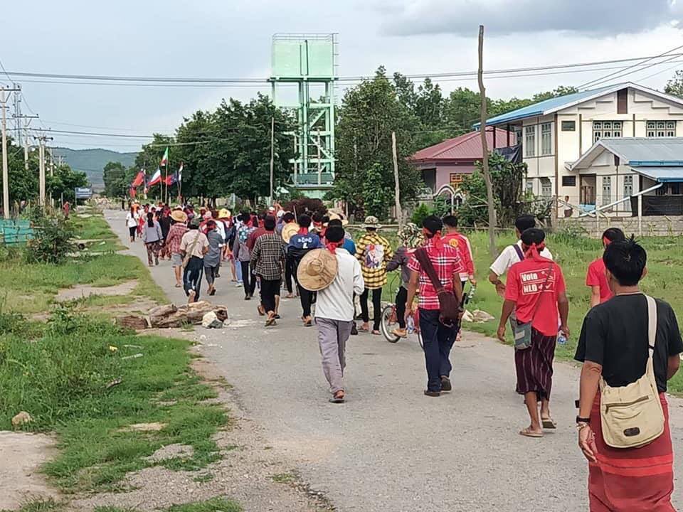 EiMonHtwe12's tweet photo. ‘Headband strike’ by Loikaw civilians as military terrorists conduct violet attacks in Demoso, Kayah (Karenni State). #May22Coup #WhatsHappeningInMyanmar #NoFlyZoneInMyanmar https://t.co/qL1aUaZiWV