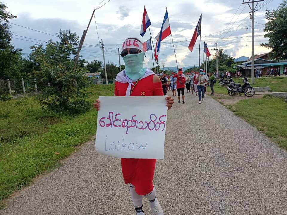 EiMonHtwe12's tweet photo. ‘Headband strike’ by Loikaw civilians as military terrorists conduct violet attacks in Demoso, Kayah (Karenni State). #May22Coup #WhatsHappeningInMyanmar #NoFlyZoneInMyanmar https://t.co/qL1aUaZiWV