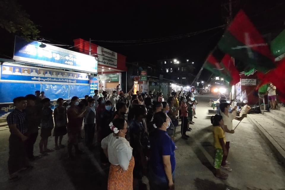 Night strike of LoneKhin,Hpakant Locals protested against military dictatorship and prayed for fallen heroes with candle light vigil. 
#WhatsHappeningInMyanmar 
#May22Coup