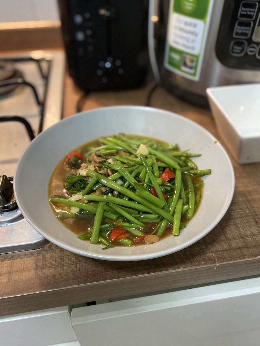 DanOgunshakin's tweet photo. New Thai cook book thanks to @jimhalkyard. Utterly sensational. #AroiMak 🇹🇭🇹🇭🇹🇭 https://t.co/T0GBjGSCjE