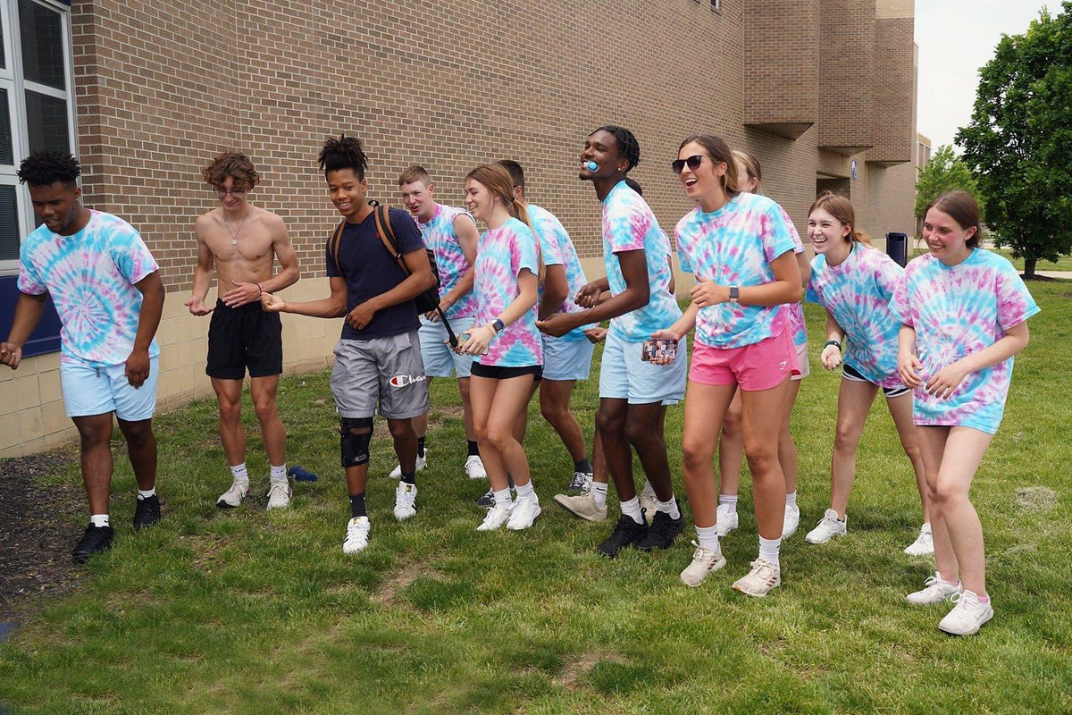 PMHSStuVo's tweet photo. Here are some more! Thank you, @dwamp884! #falconsownit https://t.co/VXKNtg1nMU