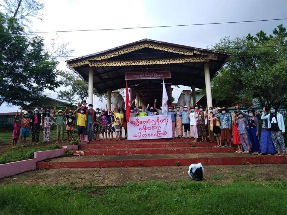 EiMonHtwe12's tweet photo. Anti coup strike on May 22 evening by civilians from Gaw In Village, Laung Lone Township.  #WhatsHappeningInMyanmar #NoFlyZoneInMyanmar  #May22Coup  https://t.co/louWK7fGut