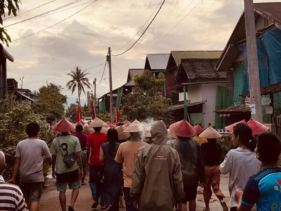 tun_wuttyee's tweet photo. People from Dawei’s Kyauk Sa Pyin area staged protest against military dictatorship on the evening of May 22. #WhatsHappeningInMyanmar #May22Coup  #NoFlyZoneInMyanmar https://t.co/WVwy0VpQD7