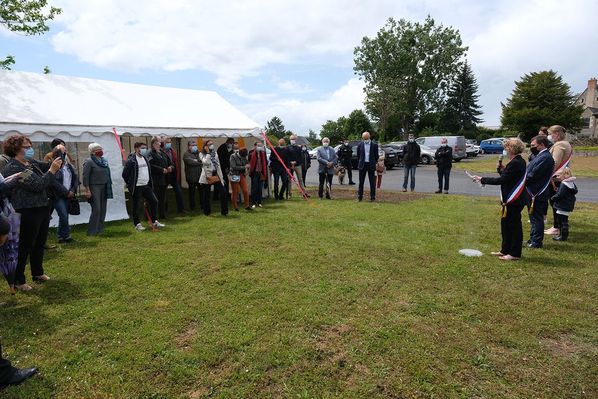 baugeenanjou's tweet photo. #beahistoire #commemoration #1421. Premier temps fort de ce samedi, la commémoration officielle du 600e anniversaire de la bataille du Vieil-Baugé. A cette occasion, trois stèles, retraçant l'histoire de cette victoire Franco-Ecossaise contre les Anglais, ont été dévoilées. https://t.co/6sbbxAmORb