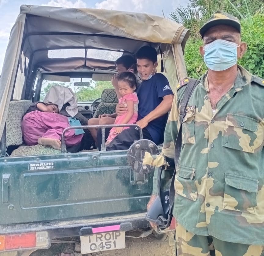 jaijawa76453869's tweet photo. #GoodwillGesture #64BN @BSF_Tripura #BOPMAHAN
On 21th May 21, 03 civilian, Nijanbati 22Yrs,Boyanti 3Yrs,Alayjay 50Yrs,#VillHaziraipara,#Manikpur,#Dhalai #Tripura, suffering from fever due to PF Malaria,evacuated to PHC Manikpur in #BSF Vehicle & their condition stated stable now. https://t.co/E2774cWX5s