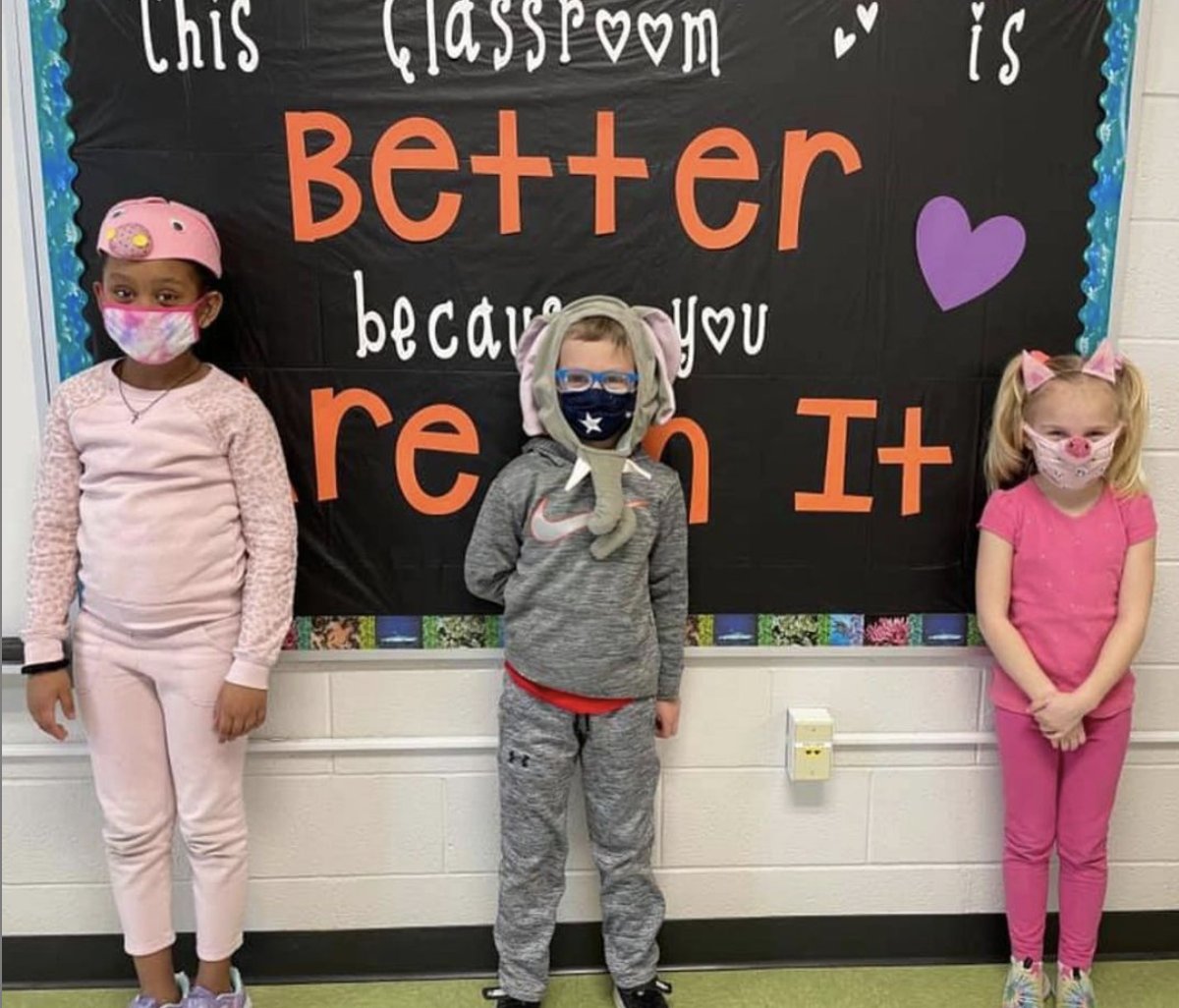 FirstBook's tweet photo. Have you ever dressed up as your favorite Mo Willems' (@The_Pigeon) character? Tweet your photo with #MonthofMo, and you could win a classroom set (25 copies) of An Elephant and Piggie Biggie!*
*Must be a First Book member to win. Winner will be drawn on May 24 at noon. https://t.co/MXVaWmLV5P