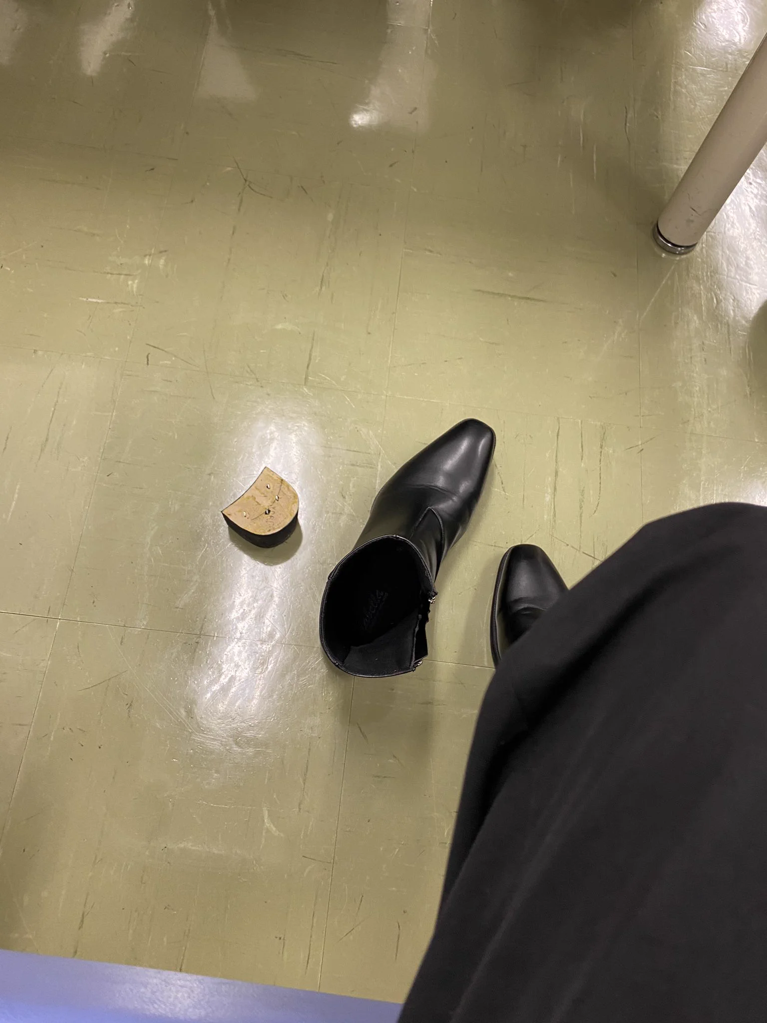 @cemedinecoltd ヒールがこのように壊れてしまいました。何かいいアイテムありませんか？ 