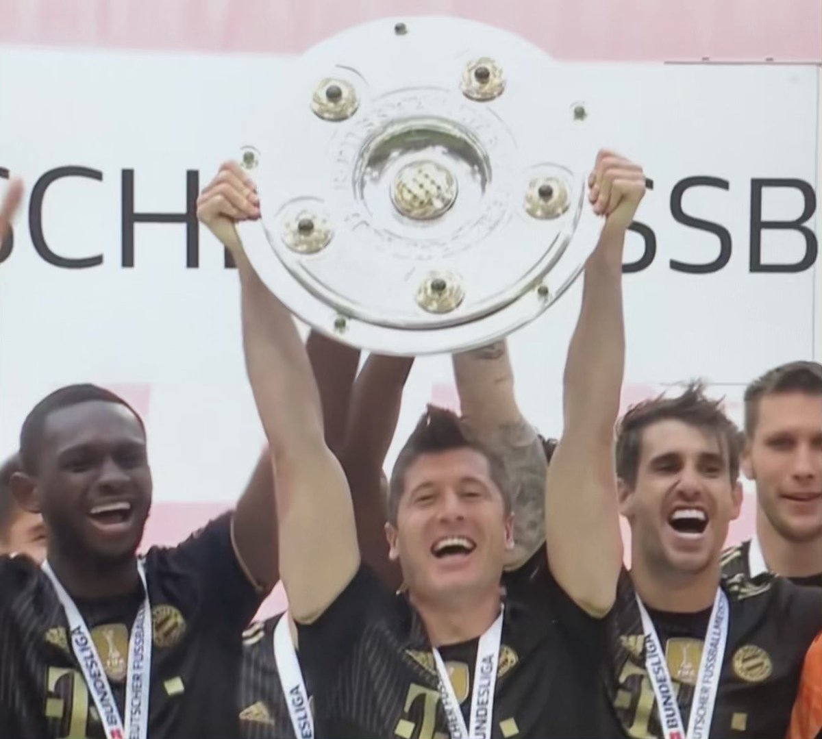 PrezesMarek's tweet photo. #Lewandowski41⚽️ #Champ💪 https://t.co/ximmzLGSDx