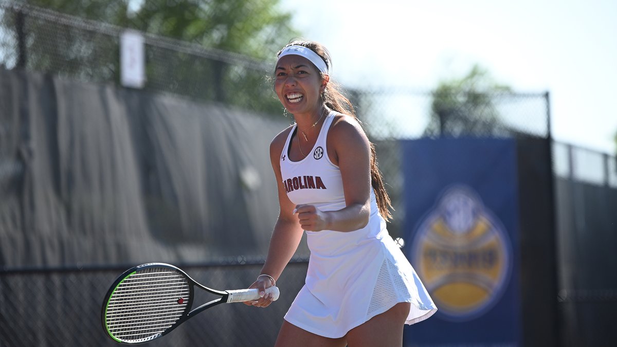 GamecockWTennis's tweet photo. We are 1⃣ hour away from seeing @MiaHorvit take the court for the first round of the #NCAATennis Singles Championship in Orlando! Follow along with the links below 👇

📊 - https://t.co/YVxhrruGVQ
📺 - https://t.co/nKIuT1m5Bm

#Gamecocks 🐔 // 🎾 https://t.co/782A5JRcVH