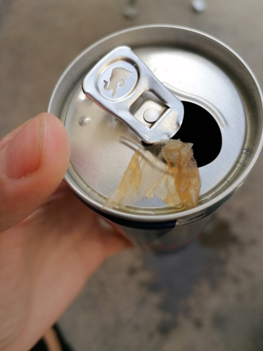 Gelatuck's tweet photo. @redbullESP Me podéis explicar que puta mierda es esta que acaba de salir del redbull?????? https://t.co/l5iOkKdwxY