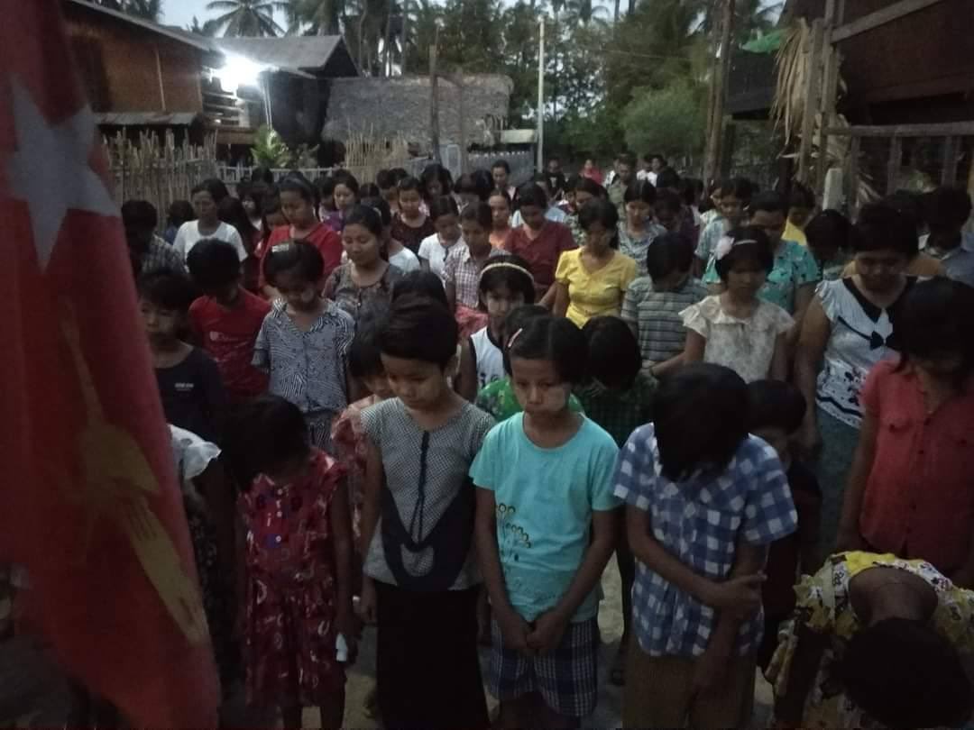 EiMonHtwe12's tweet photo. Villagers of Beinnwechaung, Yinmabin staged a protest to abolish the military dictator.  #WhatsHappeningInMyanmar  #May22Coup  #NoFlyZoneInMyanmar https://t.co/liL8o5IbKS