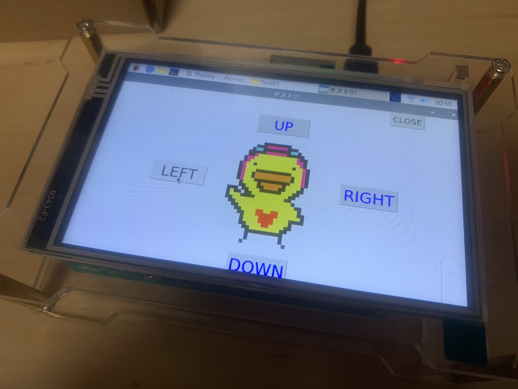 くねお 1日かけてラズパイに自作のクソアプリを入れて動作確認までいけたけど タッチパネルのサイズちゃんと調べたのに アプリのタイトルバーとosのメニューバーで下がちょん切れてるやん はい 作り直し T Co Eufdysuzoi Twitter