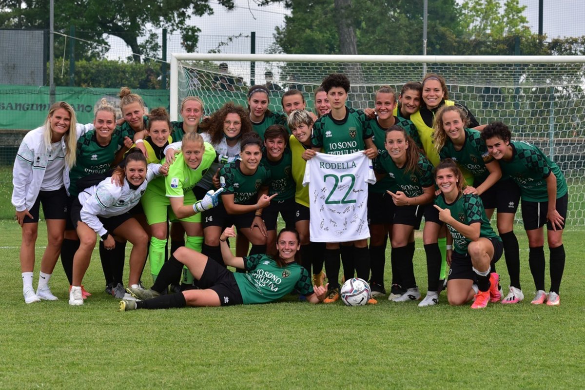 Si chiude in festa la stagione delle neroverdi!
San Gimignano saluta anche Michela Rodella alla sua ultima gara in Serie A. Grazie di tutto Michela!

Tabellino e Commento ➡ florentiasangimignano.it/match/san-gimi…

#èunicaalmondo
#sangimignano #calciofemminile #serieafemminile