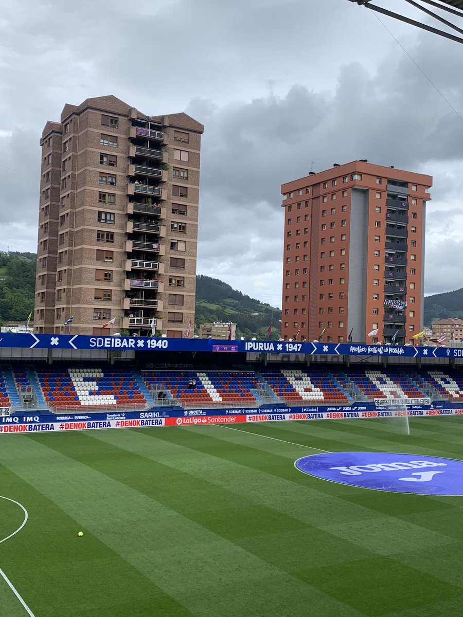 FrancescLatorre's tweet photo. Partit a porta tancada? No per a tothom! #eibarbarça #fcbarcelonalive https://t.co/XllrKPVERv